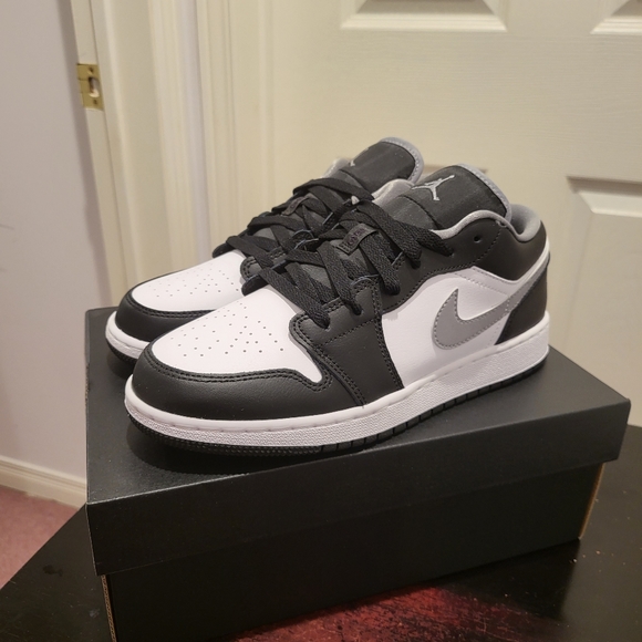 The Air Jordan 1 Low Black White Grey (GS) - Picture 1 of 8